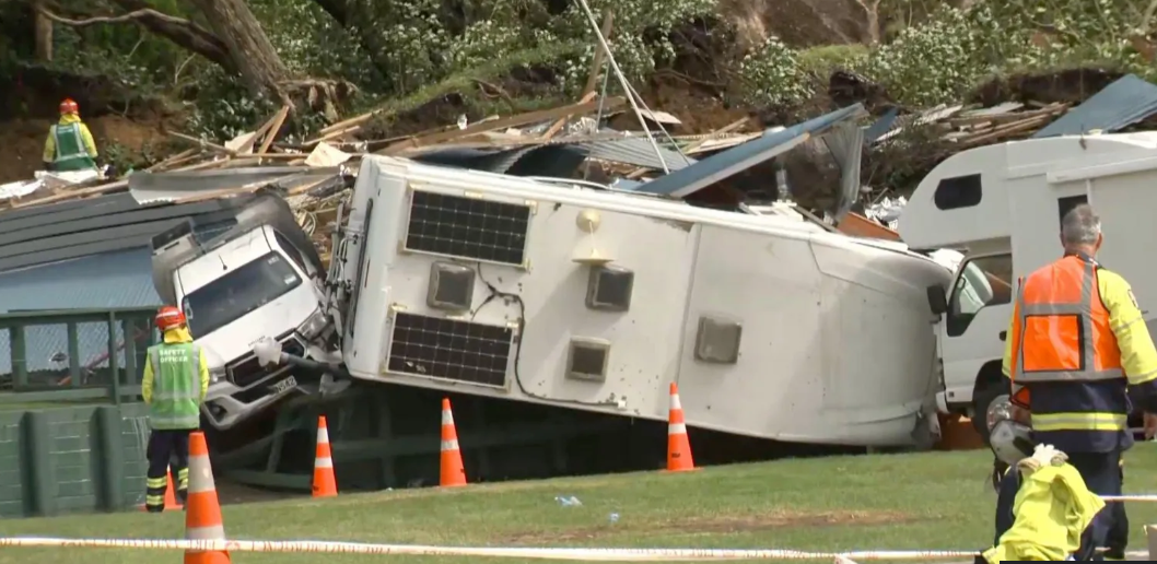 南岛悲歌：新西兰西海岸遭遇特大山体滑坡，搜救在暴雨中艰难推进
