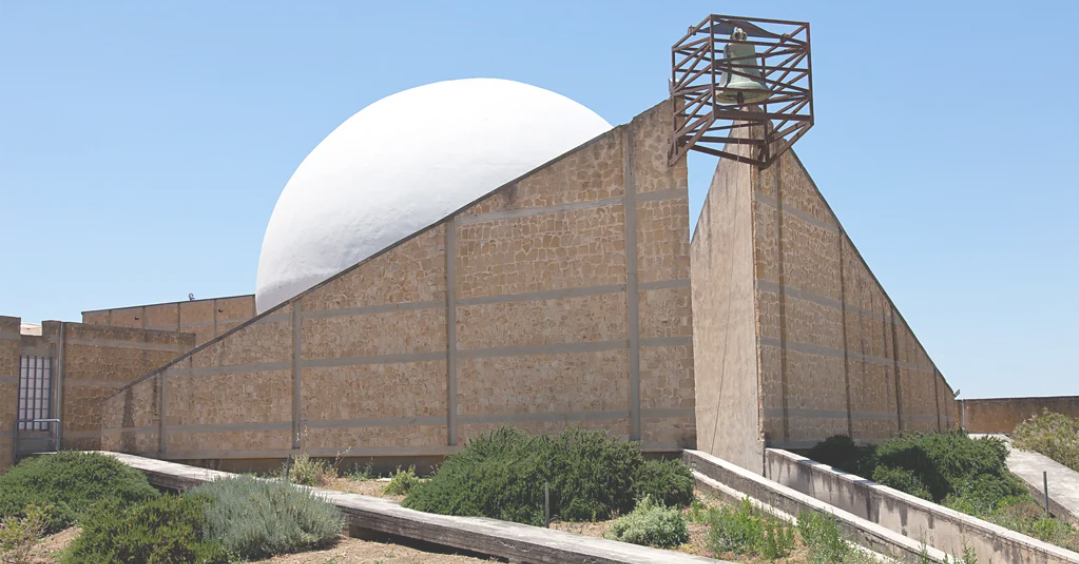 废墟上的乌托邦：意大利最奇特的“无政府艺术小镇”迎来第二次重生