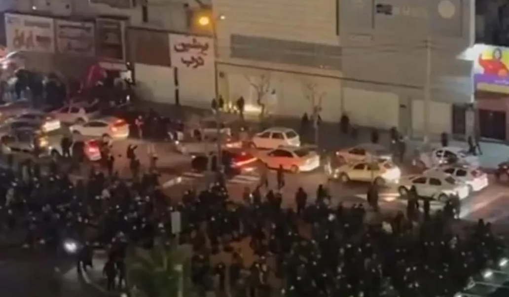 德黑兰之夜的怒火：伊朗多地爆发近年来最大规模反政府抗议