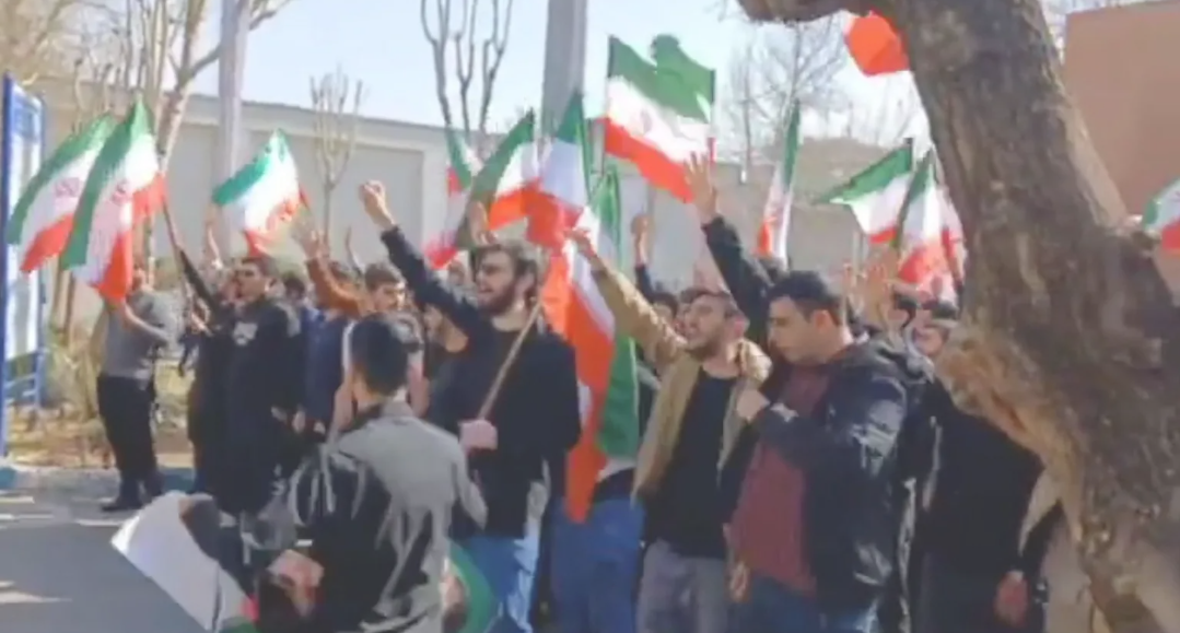 恐惧之墙再次破裂：伊朗大学生举行自“血腥镇压”以来的首次大规模集会